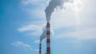 8K实拍化工厂大烟囱污染排放延时摄影视频的预览图